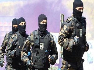 Özel harekat polisleri tekbir sesleri ile gövde gösterisi yaptı