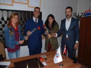 Öğretmenlere karanfil dağıtıldı