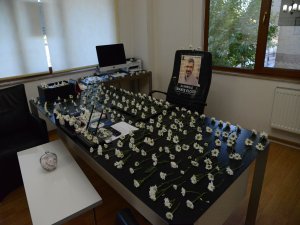 Elçi'nin odası beyaz papatyalarla donatıldı