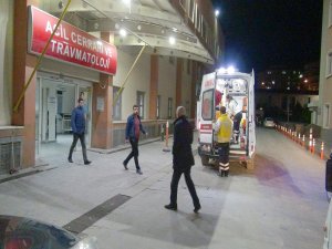 Babasını ve amcasını darp etti