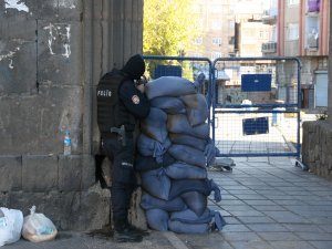 Sur ilçesi girişinde kum torbalarıyla mevziler oluşturuldu