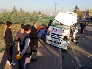 Öğrenci servisi çöp kamyonuyla çarpıştı: 8 yaralı