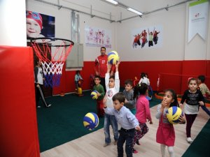 Çocuklar sporu eğlenerek öğreniyor