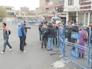 Siyahi futbolcu çatışma bölgesinde!