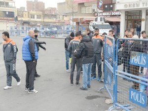 Siyahi futbolcu çatışma bölgesinde!