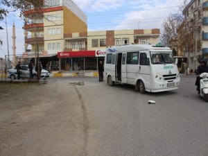 Motosikletle yolcu minibüsü çarpıştı: 2 yaralı