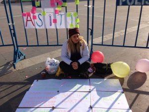 Kadın doktor Sur için oturdu