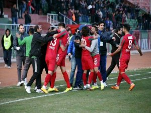 Zirve Adaylarını Yendi, Alttakilere Takıldı