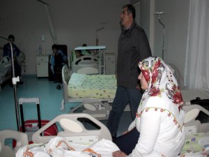 Sur’dan kaçan aile hastaneye sığındı