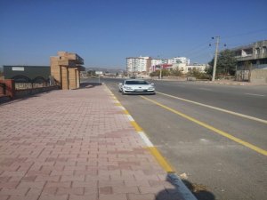 Yeni yapılan bisiklet yolu, araç parklarından kullanılamıyor