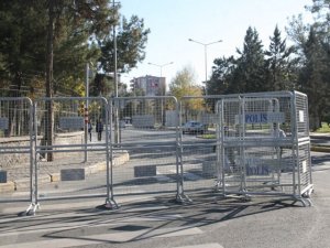 DİYARBAKIR VALİLİĞİ POLİS BARİKATLARIYLA ABLUKAYA ALINDI