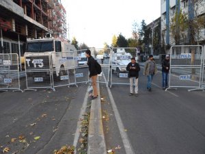 Valilik çevresine barikat