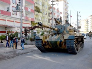 Asker tanklarla girdi