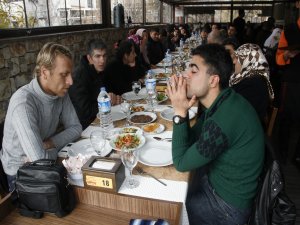 MÜftülük çalışanları engellilerle yemekte buluştu