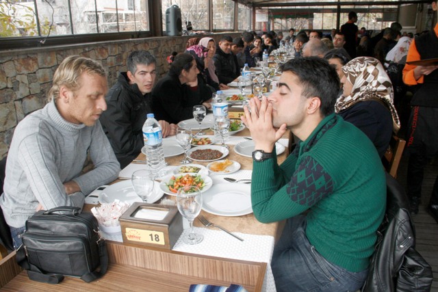 MÜFTÜLÜK ÇALIŞANLARI ENGELLİLERLE YEMEKTE BULUŞTU