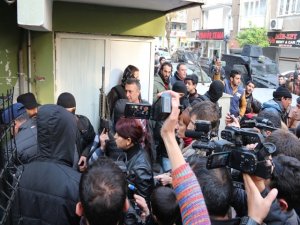 Çocukları gözaltına almak isteyen polisler halkın tepkisiyle karşılaştı