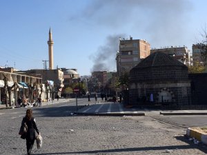 Yasaklı ilçede dumanlar yükseldi, çatışmalar şiddetlendi