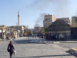 BİR TARİH YANARAK, DUMAN VE KÜLE DÖNÜŞÜYOR