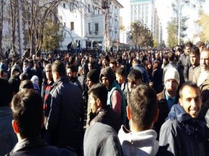 Sur'a yürüyen kitle polis müdahalesi üzerine direnişe geçti