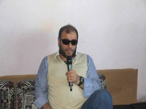 Gözleri görmese de sese ruh veriyor