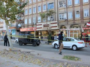 Bir ay önce barışma teklif ettiği eşine kurşun yağdırdı