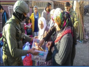 Güvenlik güçleri vatandaşlara yiyecek yardımında bulundu