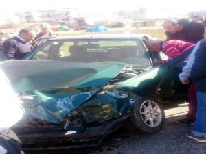 Kahta’da minibüsle otomobil çarpıştı: 2 yaralı