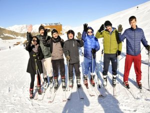 Hakkari’de öğretmenlerin kayak keyfi