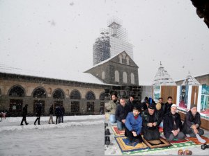 Ulu Cami beyaza büründü
