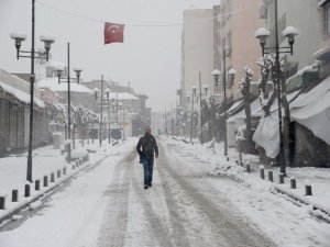 Gazi Caddesine Türk bayrağı