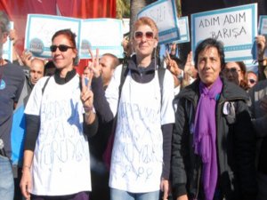 Barış için yürüyenler gözaltına alındı