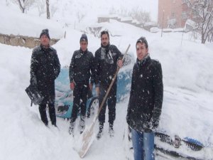 Bitlis’te tek katlı evler kar altında kayboldu