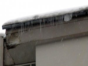 Buz Sarkıtları Tehlike Saçıyor