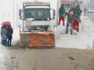 Büyükşehir’in karla mücadelesi sürüyor