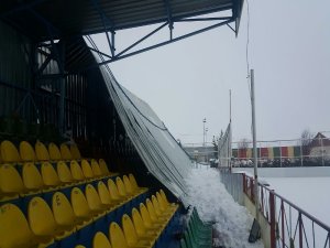 Karın ağırlığı taşıyamayan tribünün çatısı çöktü