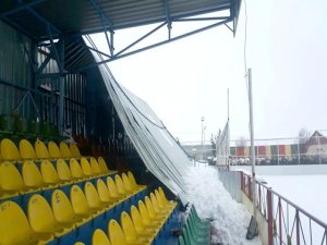 Karın ağırlığı taşıyamayan tribünün çatısı çöktü