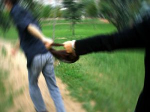 Bir kadın kapkaççıya boynundaki kolyesini kaptırdı