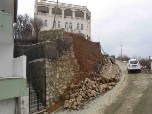 Kulp’ta istinat duvarı çöktü