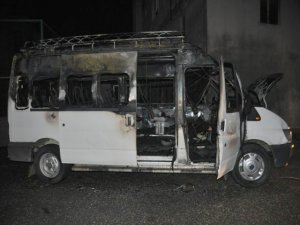 Park halindeki yanan minibüs küle döndü