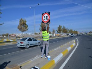 Sürücüler yazılar ve levhalarla uyarılıyor