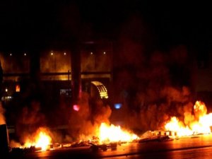 Emniyet'e Bombalı Araçla Saldırı! Yaralılar var!