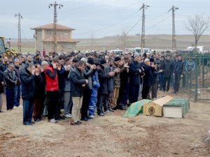 Baba ve iki çocuğu gözyaşları arasında toprağa verildi
