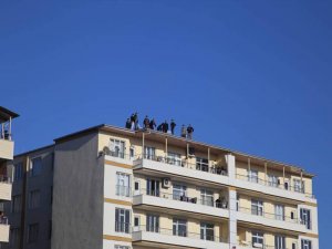 İntihar etmek isteyen genç kadını yurttaşlar vazgeçirdi