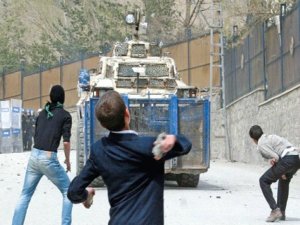 AİHM ''taş atmaktan'' verilen cezayı orantısız buldu