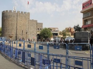 Sur’da yasak olmayan yerlerde esnaf kepenk açmaya çekiniyor