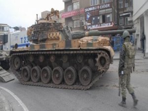 Takviye tankların gönderildiği ilçe patlama sesleriyle yankılanıyor