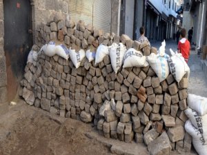 Yasaklı olmayan mahallelerde hendekler kazıldı