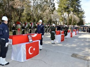 Yaşamını yitiren asker ve polisler için tören