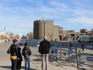59 gündür ilçedeki evlerinde mahsur kalan eşinden haber bekliyor