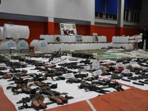 Onlarca silah, yüzlerce patlayıcı ve binlerce mermi ele geçirildi